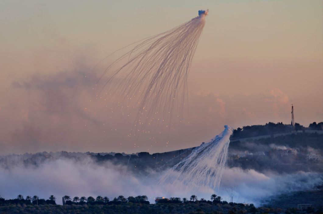 🔴Notre nouvelle enquête révèle que l'armée israélienne a utilisé du phosphore blanc de manière indiscriminée, et donc illégale, lors d'une attaque à Dhayra, dans le sud du Liban, le 16 octobre. Cette attaque doit faire l'objet d'une enquête pour crime de guerre.