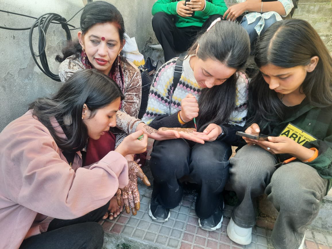 आज जिला शिमला में राष्ट्रीय कलामंच के कार्यकर्ताओं द्वारा करवाचौथ के उपलक्ष्य पर स्थानीय महिलाओं को मेहंदी  लगाई गई।
@GUNJANTHAKUR705 <a href="/iGauravAttri/">Gaurav Attri</a> <a href="/abvphp/">ABVP Himachal Pradesh</a>