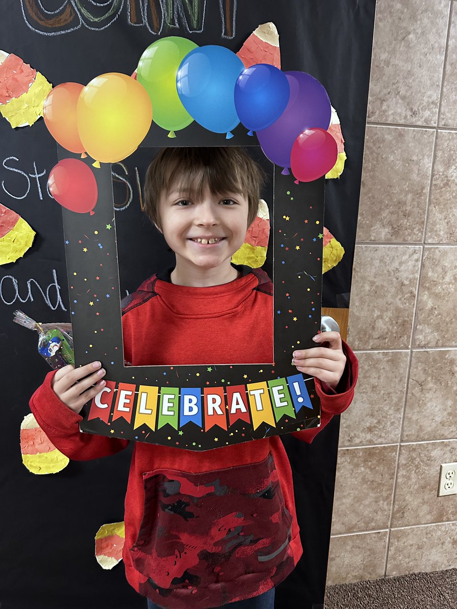 HonkolasClass's tweet image. Happy 9th birthday, Kendall! #3rdgrade  #vikinglearners