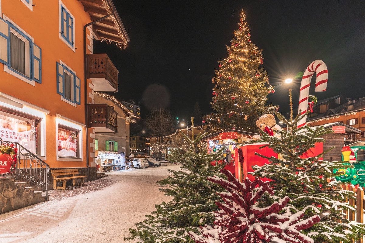 dolomiti_it's tweet photo. 🎄La magia del Natale in Val di Fassa🎄

🎀Mercatini di Natale di Vigo
7 dicembre-6 gennaio

🎀Mercatini di Natale di Moena
25 novembre-6 gennaio

🎀Mercatini di Natale di Campitello
8 dicembre-6 gennaio

Date e orari: https://t.co/uhyu7uZUYg

PH PATRICIA RAMIREZ

@valdifassa https://t.co/KzPvFn8ZMr