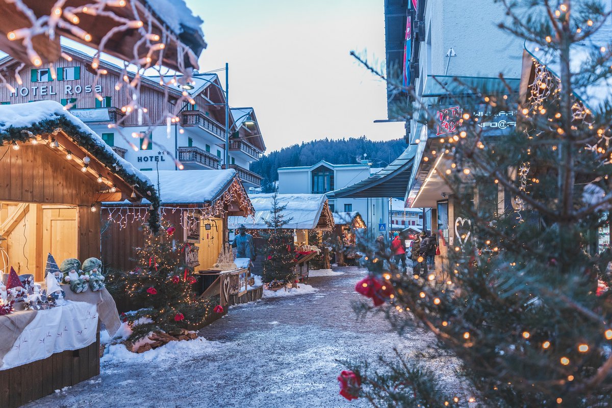dolomiti_it's tweet photo. 🎄La magia del Natale in Val di Fassa🎄

🎀Mercatini di Natale di Vigo
7 dicembre-6 gennaio

🎀Mercatini di Natale di Moena
25 novembre-6 gennaio

🎀Mercatini di Natale di Campitello
8 dicembre-6 gennaio

Date e orari: https://t.co/uhyu7uZUYg

PH PATRICIA RAMIREZ

@valdifassa https://t.co/KzPvFn8ZMr