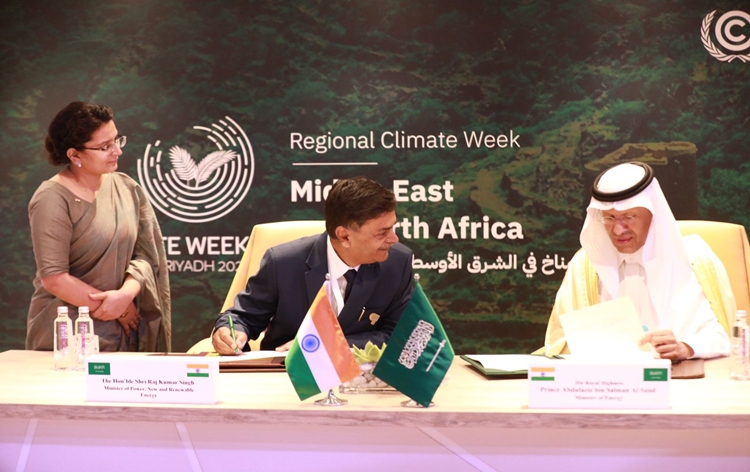 ImoSaudi's tweet image. The Kingdom of #SaudiArabia signed a MoU with #India on the side-lines of Middle East and North Africa Climate Week 2023 #ClimateWeek2023. This MoU outlines ways in which the two countries can #cooperate on electric interconnectivity. read more: bit.ly/3FtW056