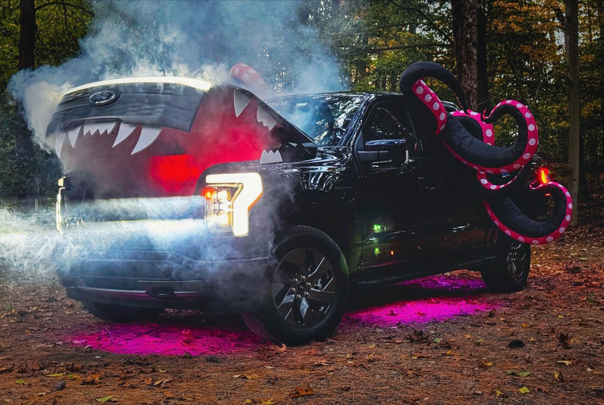 Pro Power Onboard AND eight extra arms. Doesn’t get any more productive than that! The #F150Lightning is a monster on the job! Shoutout to <a href="/Ford/">Ford Motor Company</a> Product Design Director, Ryan McManus, for creating this masterpiece!