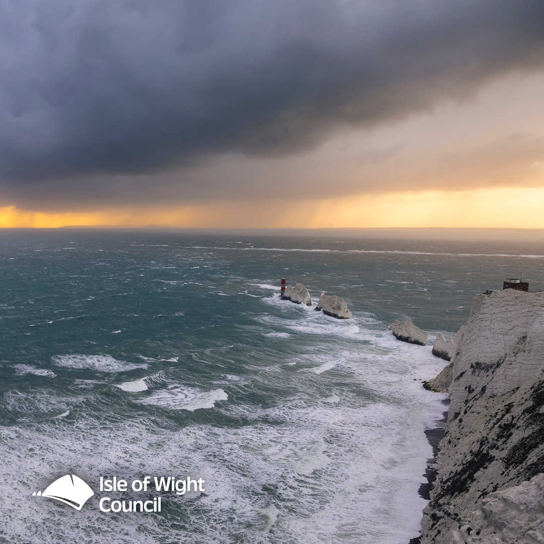 Please make sure you are as prepared as possible for #StormCiaran. Get info: ☑️ The Isle of Wight Council storm web pages: orlo.uk/7biKR ☑️ The Met Office website has up to date weather warnings: orlo.uk/O3F3a #IsleOfWight