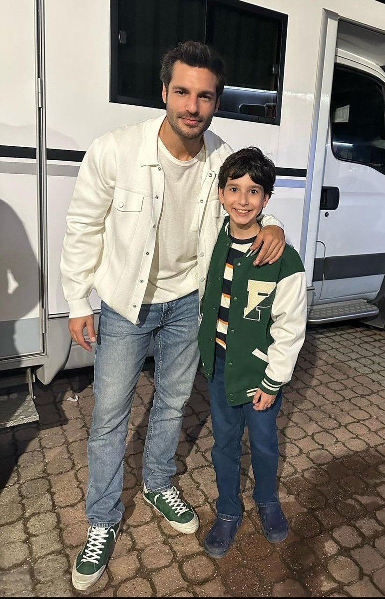 Dall'ultimo giorno dal set arriva un tbt che mi piace molto 🥰 Loro sono le mie due grandi emozioni di #KaderBağlari Con la loro recitazione piena di passione #Kerem e #Memo mi hanno conquistata Mi mancherete tanto #SerkanÇayoğlu e #ÇinarYükçeker buona fortuna cari 🧿🍀🧿