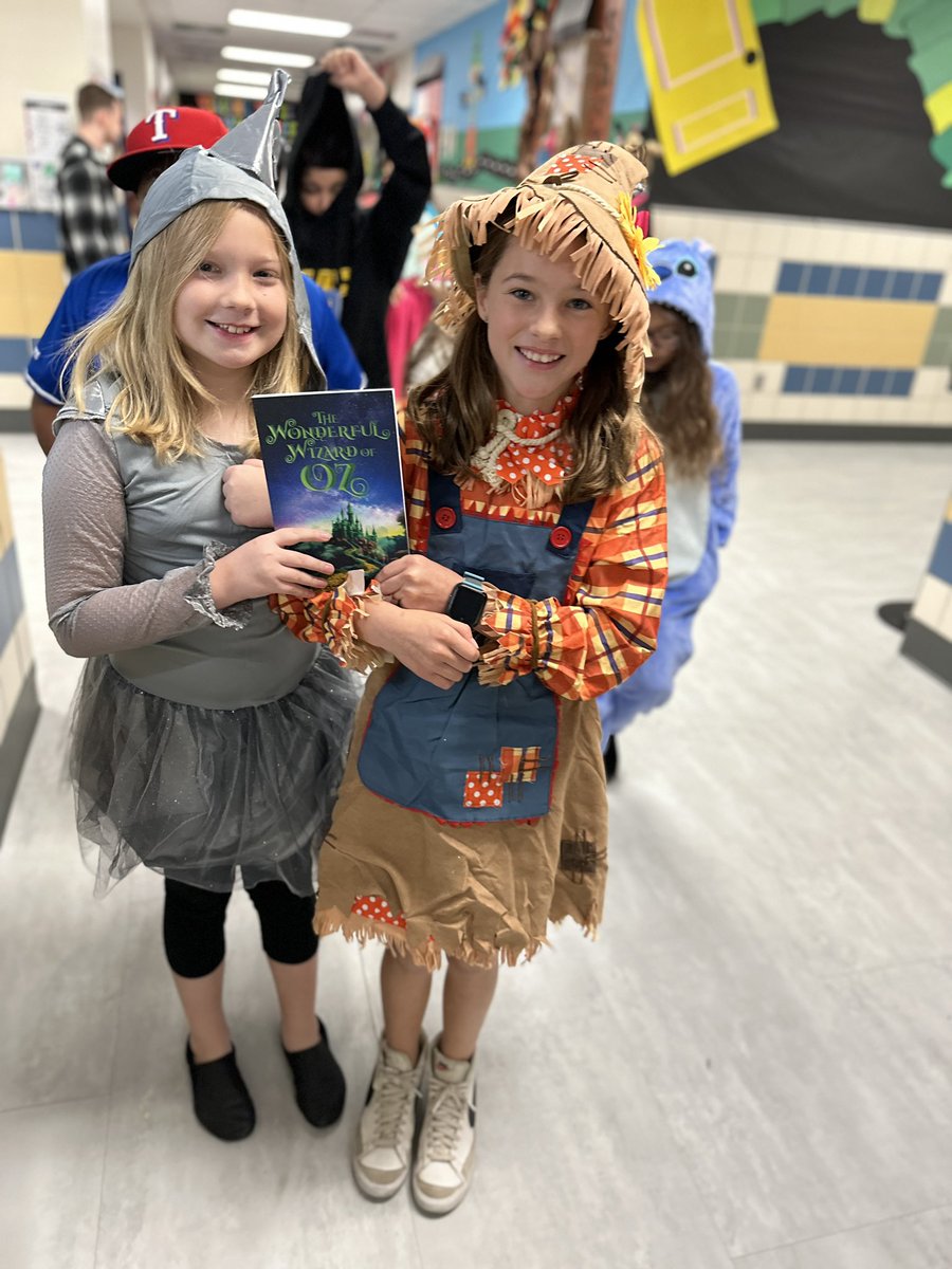 SLExDstars's tweet image. Book Character Parade! #ExperienceSLE @GCISD #gcisdlib