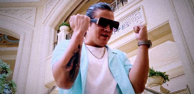 #Entretenimiento: Eric Mestizo presentó «Te Besaré», canción dedicada al amor universal goo.su/JfWe