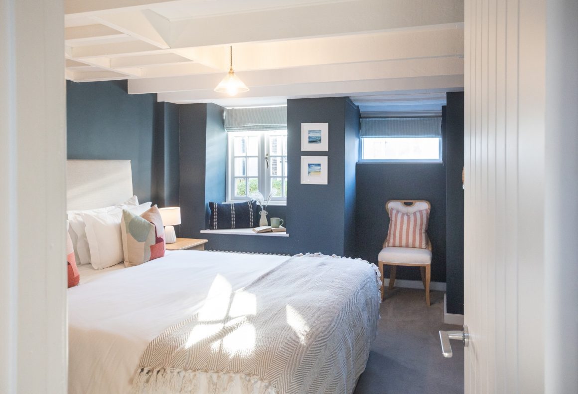 Nestled in the picturesque village of St Minver, Mencarrick welcomes six guests plus your canine companion. Inside, expect blissful chalky interiors. Outside, watch a valley of swaying grass melt into the ocean. Book your stay this November or December: latitude50.co.uk/explore-our-pr…