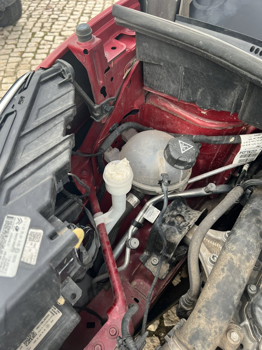 My rental car gave a oil warning signal, so I opened the hood, and this is what I found… <a href="/Europcar_PT/">Europcar Portugal</a> is it normal to use paper towels to close reservoirs in the tank??!! 😰