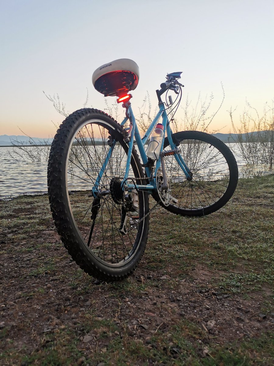 menresa's tweet photo. Una bici también es motivo para levantarse, para querer respirar...
Un tiempo más, una razón más para amar la vida. 🌻💛
Mi terapia de viento #bicitime
🚴 💨
Buenos días plebada del mal. https://t.co/c907B5YhXq