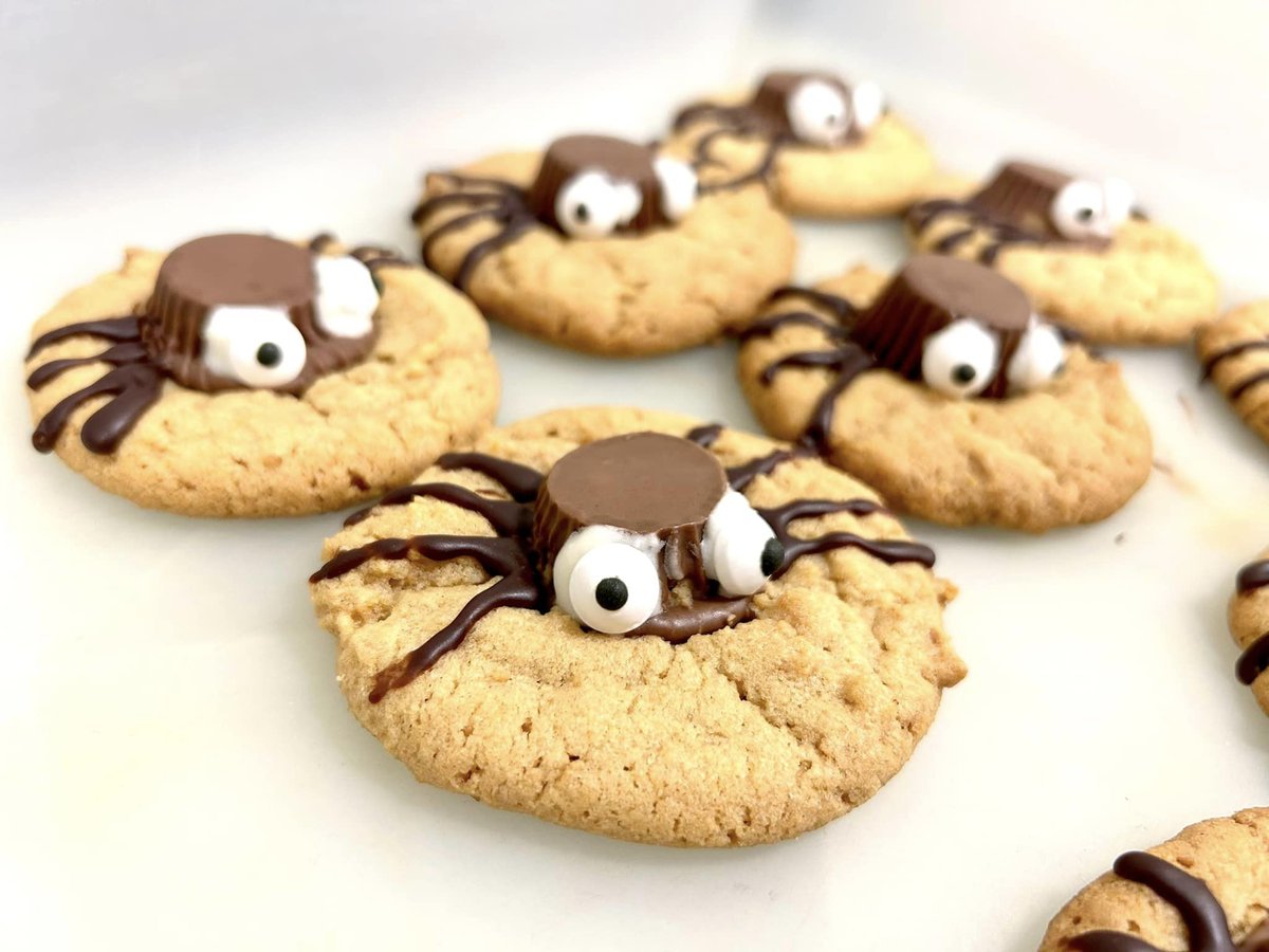 aroraengineers's tweet photo. Our team spiced up their Halloween with a fang-tastic batch of Apple Cider Donuts from @ILoveThatPlace and some delicious spooky cookies! We wish everyone a very Happy Halloween! 👻🎃🍬 Trick or Treat! 🎃🐈‍⬛🍩#HauntedDonuts #HalloweenDelights https://t.co/QYcx5H7t2H
