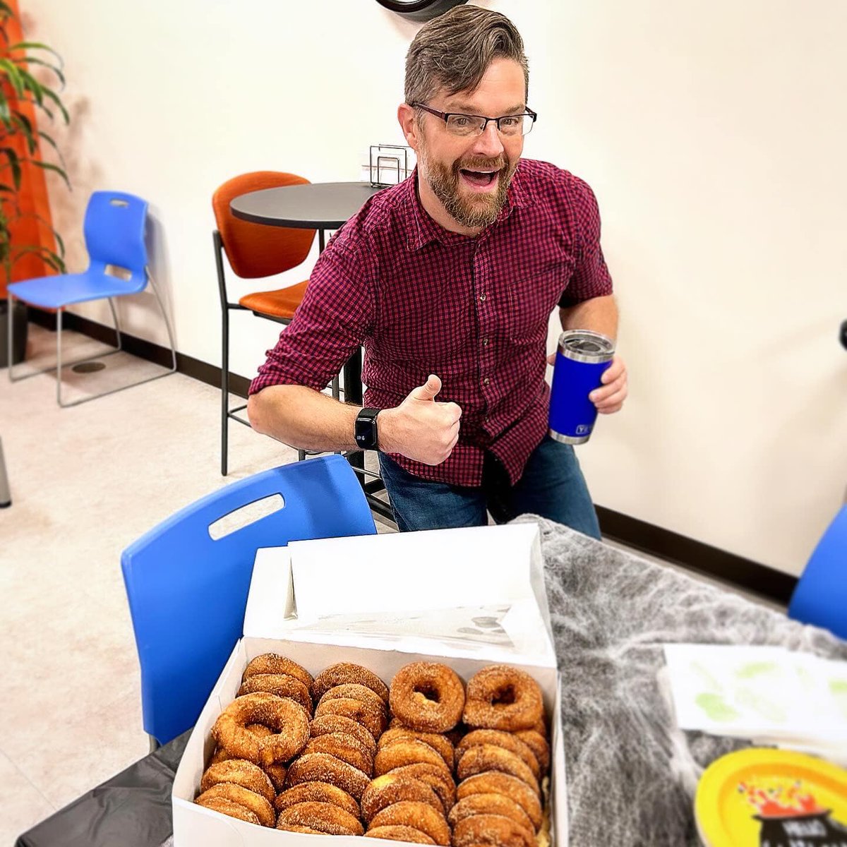 aroraengineers's tweet photo. Our team spiced up their Halloween with a fang-tastic batch of Apple Cider Donuts from @ILoveThatPlace and some delicious spooky cookies! We wish everyone a very Happy Halloween! 👻🎃🍬 Trick or Treat! 🎃🐈‍⬛🍩#HauntedDonuts #HalloweenDelights https://t.co/QYcx5H7t2H