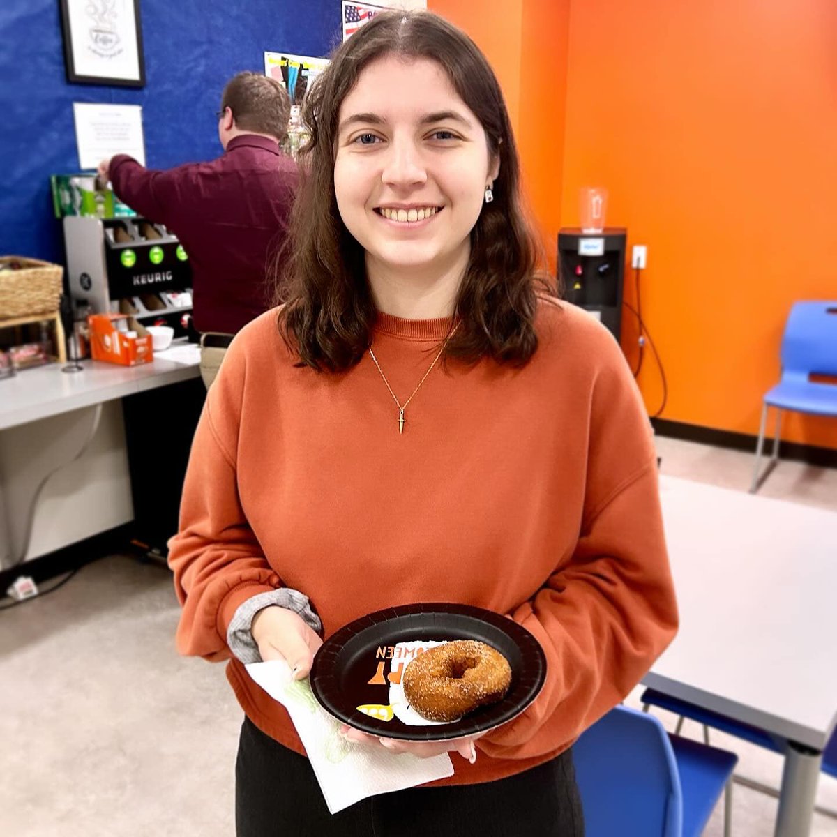 aroraengineers's tweet photo. Our team spiced up their Halloween with a fang-tastic batch of Apple Cider Donuts from @ILoveThatPlace and some delicious spooky cookies! We wish everyone a very Happy Halloween! 👻🎃🍬 Trick or Treat! 🎃🐈‍⬛🍩#HauntedDonuts #HalloweenDelights https://t.co/QYcx5H7t2H