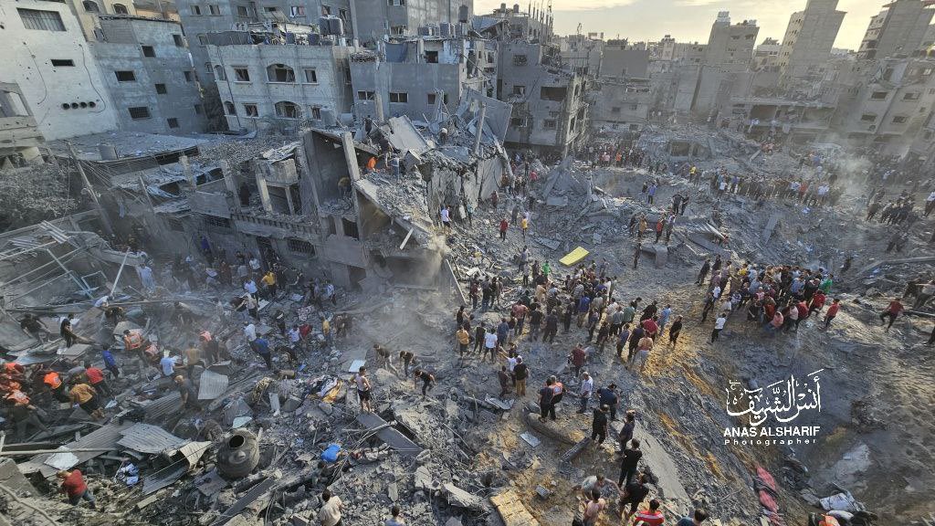 ivarmm's tweet photo. هذا ما قاله مدير مشفى في غزة عن مجزرة جباليا :

- نوعية الإصابات التي نراها لم نشهدها من قبل ولا ندري نوعية السلاح المستخدم، عدد من الضحايا بترت أطرافهم

- نحو 6 انفجارات متتالية دكت المخيم المكتظ بالسكان

- 400 شهيد وجريح وغالبية الضحايا أطفال ونساء https://t.co/Kg4iEZhJLX
