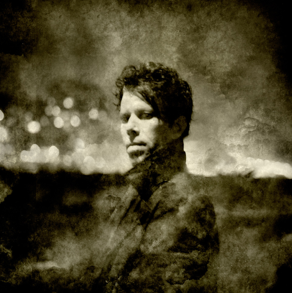 tomwaits's tweet photo. When the moon is a cold chiseled dagger
and it’s sharp enough to draw blood from a stone
He rides through your dreams
on a coach and horses
And the fence posts in the moonlight
look like bones
#tomwaits #bonemachine #blackwings https://t.co/xozuiu3ALZ