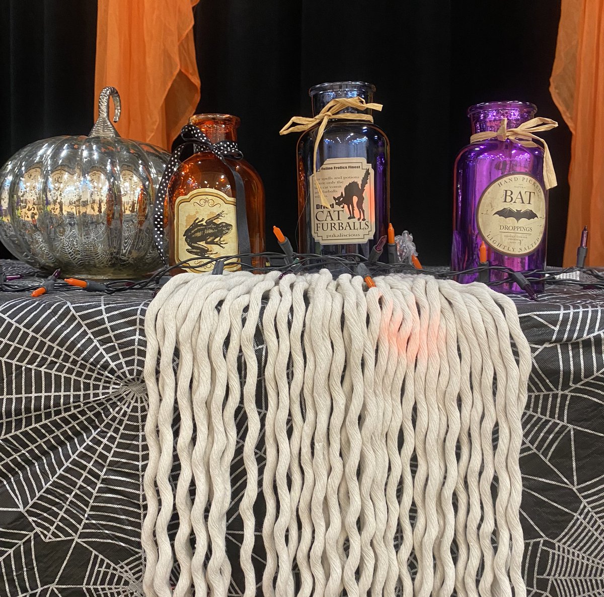 Thank you to our faBOOlous parent volunteers for the outstanding spooky decor for our Halloween dance-a-thon! #Belong <a href="/HCDSB/">Halton Catholic DSB</a>