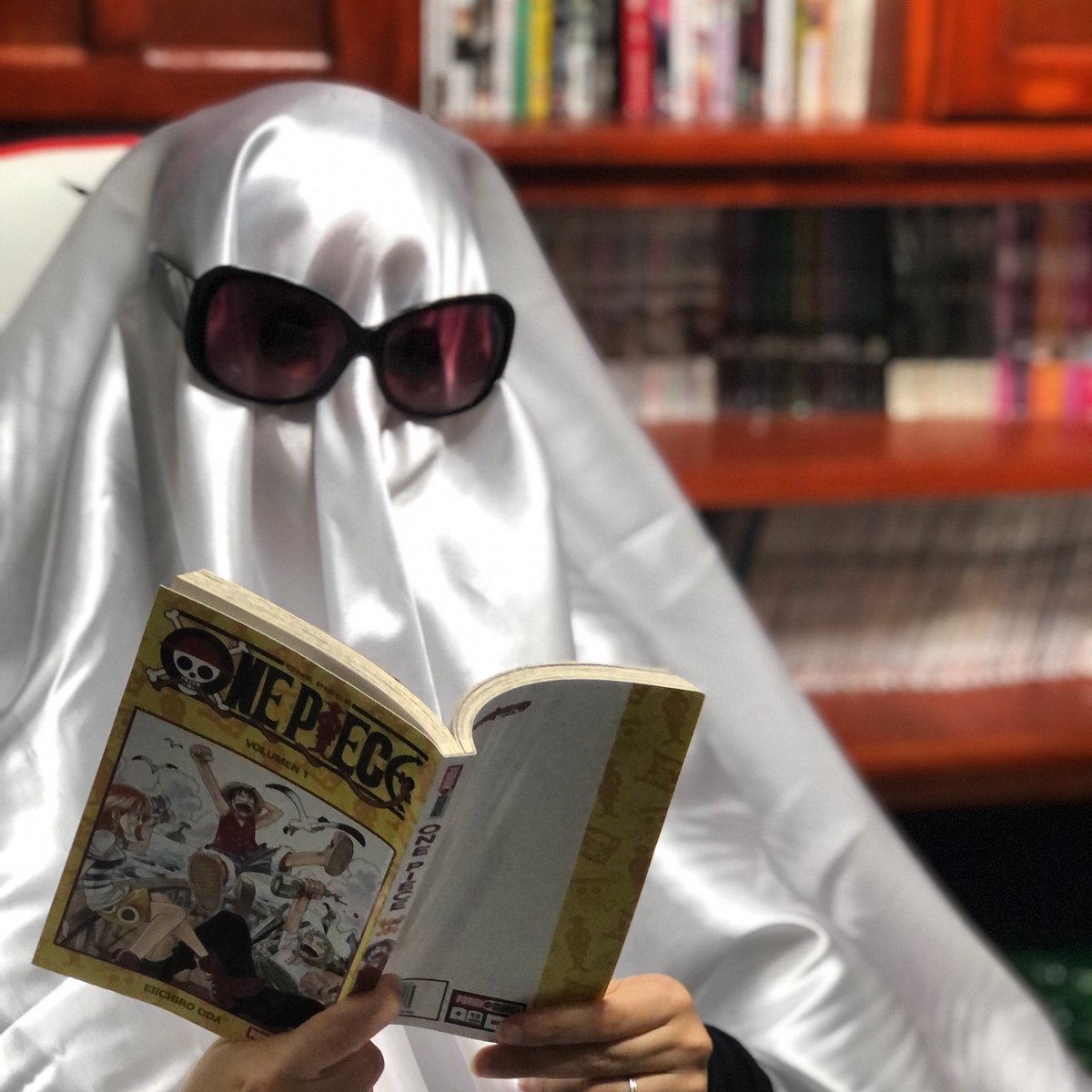WTSDreams's tweet photo. Si un fantasma entrara a mi casa seguro se quedaría en mi estudio, pues tendría mucho que leer.
Intercambiaríamos opiniones y mejoraríamos los mangas de terror y probablemente criticaríamos el final de Kings Game juntos

Feliz #Halloween amistades 

#ghosttrend #manga #otaku https://t.co/WdQJgNYgpT