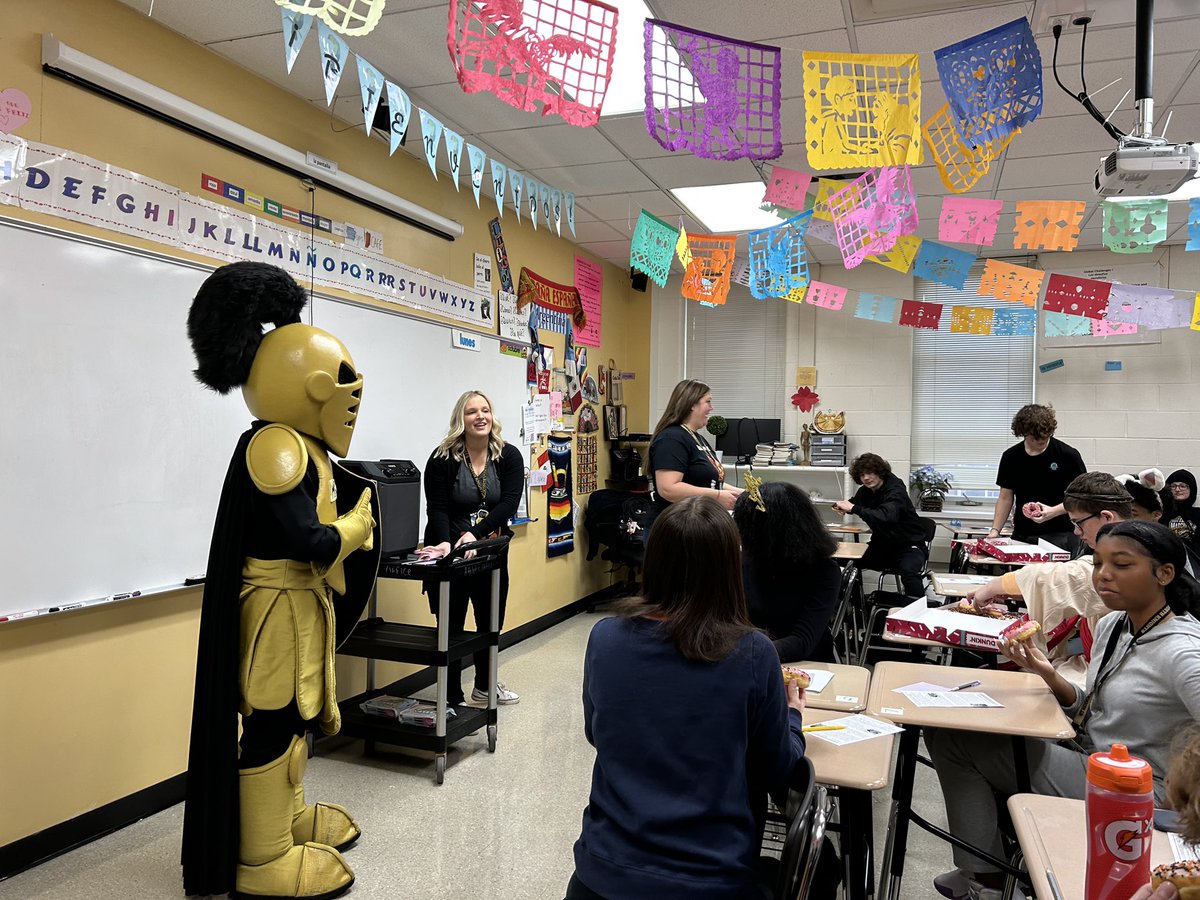 GNHSActivities's tweet photo. Congrats to Ms. Kirchway’s Block 1, Spanish II class for being the largest Block 1 class with ALL students passing with a C or better! We are so proud of you all! @J_Renaissance @Dwight_Carter @GNKnightsMedia @GrayslakeNorth @Jostens #StandUp #OctoberCultureChallenge #RandomKnock https://t.co/FiCCocrtQ4