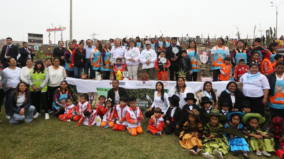 MineduPeru's tweet photo. 🌳👩‍🏫 La ministra de Educación, Miriam Ponce, siembra un árbol en la IE Capullito, en Villa El Salvador, como parte del cierre de la campaña Gran Cruzada Verde, organizada por el @MinamPeru. 🌿🌍 #CruzadaVerde #EducaciónAmbiental https://t.co/swaeUgLJSX