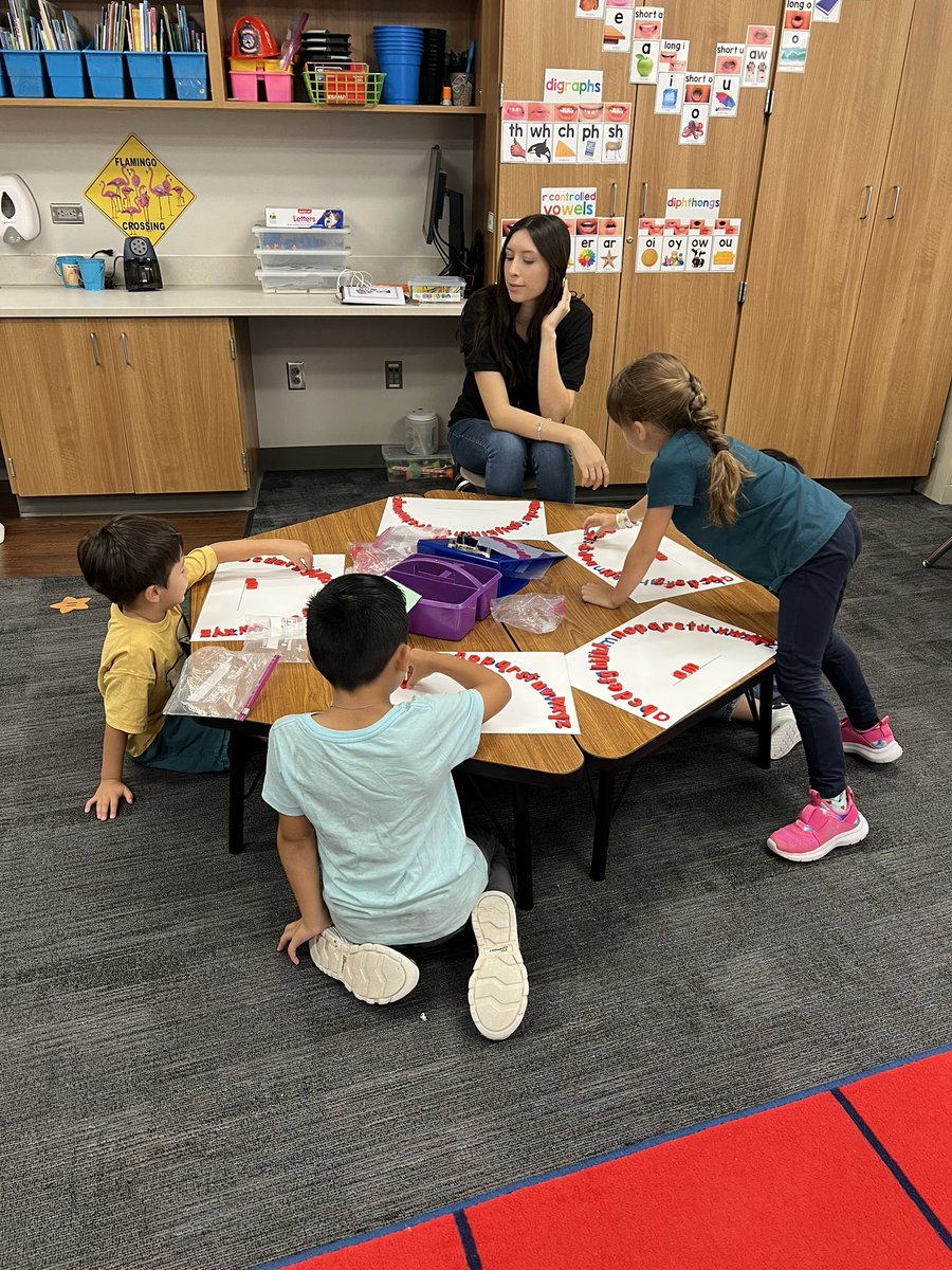 Instructional Practices student Victoria teaching kindergarten how to use phonics and learn new words. #PantherProud <a href="/PaetowHS/">Paetow High School</a>