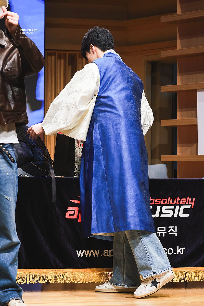 bigbluemark82's tweet photo. How to be 맠도령
저고리 여미고
갓 챙기고
부채 챙겨요
231008 Apple music #마크 #MARK #マーク https://t.co/BqagvKnjRe
