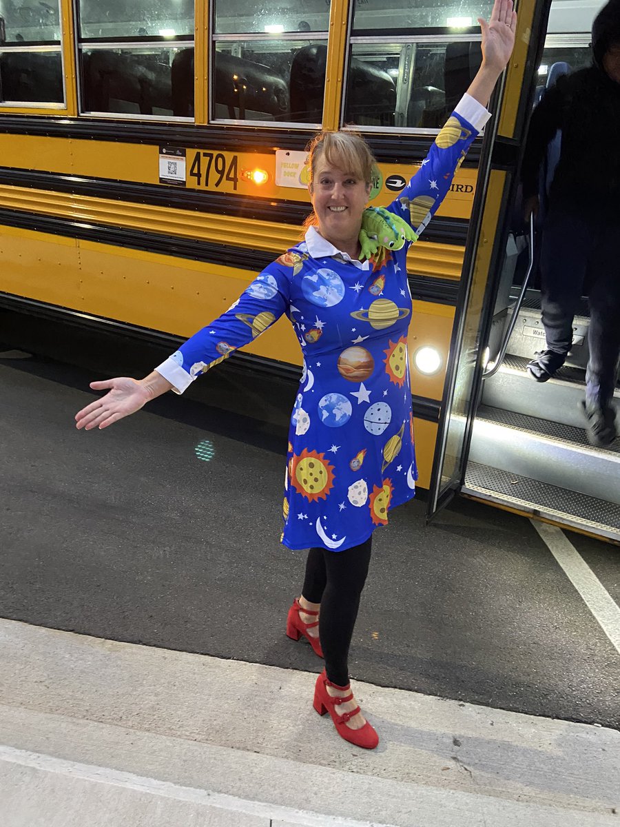 When a Science teacher learns to drive a bus.. Ms Frizzle shows up for Halloween! @RicsScience #LoveMyJob #MagicSchoolBus