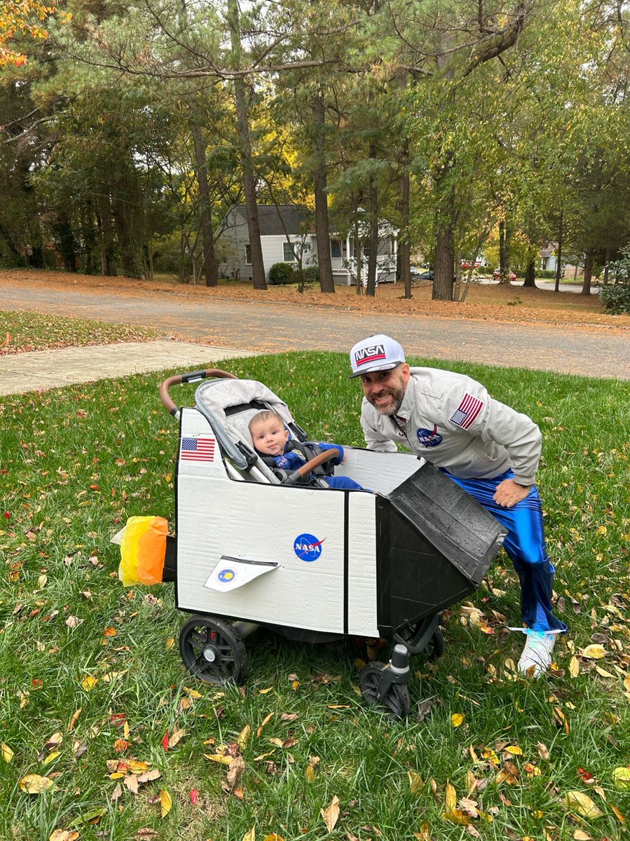 ericmorrow's tweet photo. @NASA #NASACostume with Commander Leo on his first space flight https://t.co/DhqCMCx1Ak