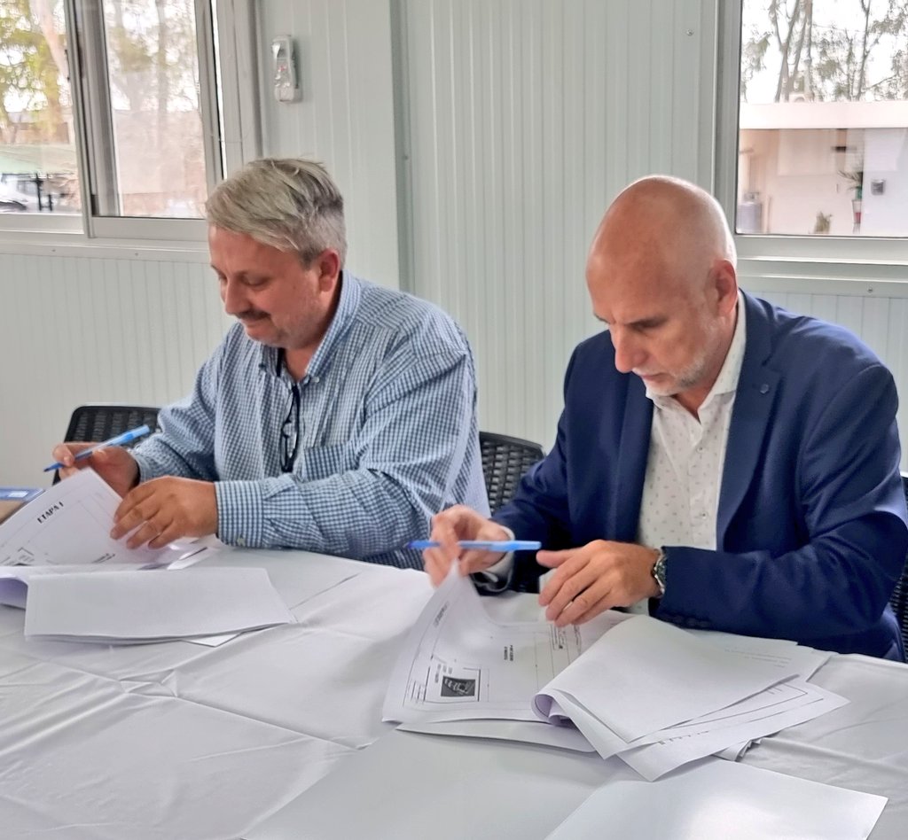 juliobanuelosok's tweet photo. ✍️Firma de convenio entre #Cormecor, #SolAr SRL y @AmbienteMuniCba para la instalación y operación de una planta de tratamiento y recuperación de residuos (baterias y pilas) 🔋en el Parque Industrial de #EconomíaCircular. ♻️ https://t.co/rlp8d4GMBM