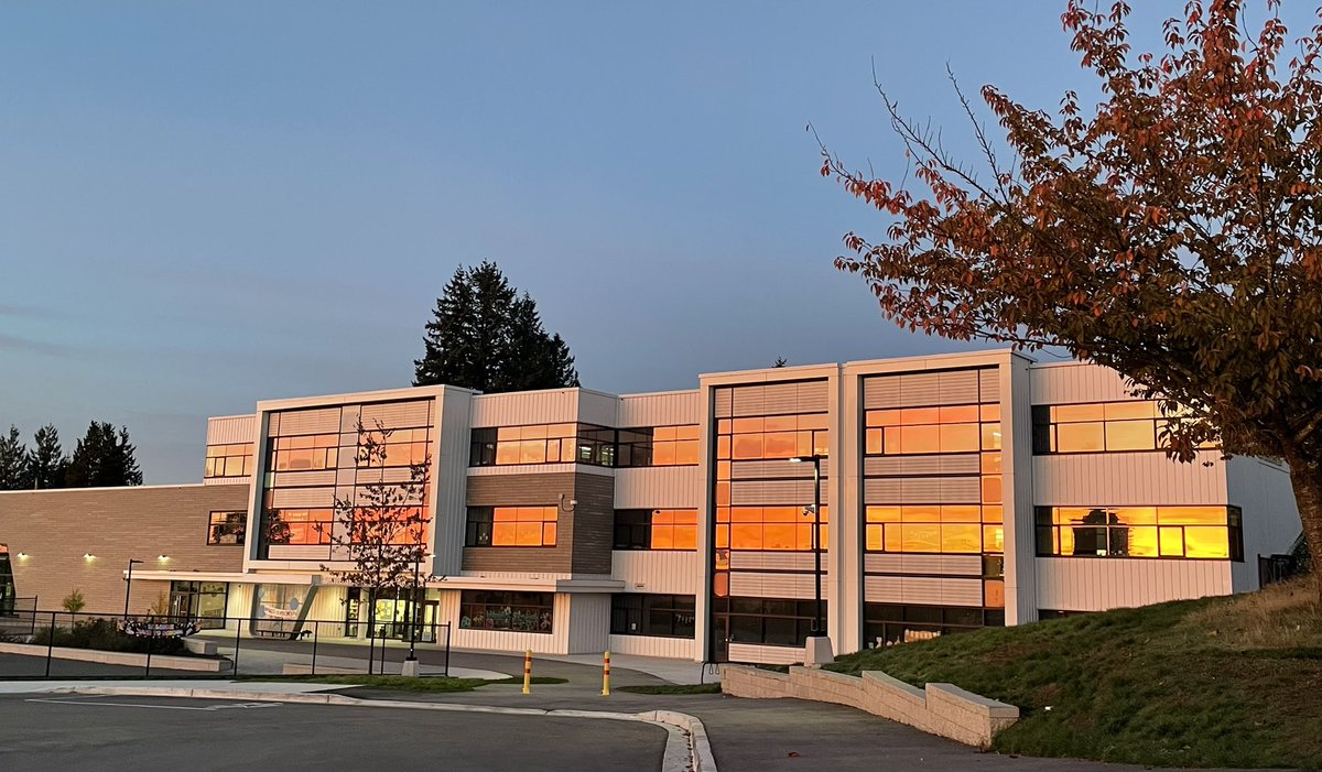 SkwowechElem's tweet photo. #Spooktacular morning skies over Skwo:wech on this beautiful October morning 🧡. Happy #Halloween @newwestschools. https://t.co/jndXzVxqOc