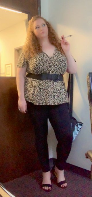 Wanna buy work friendly Peggy Bundy some Halloween lunch? 🥺👉🏻👈🏻  MILFs cannot survive on candy alone