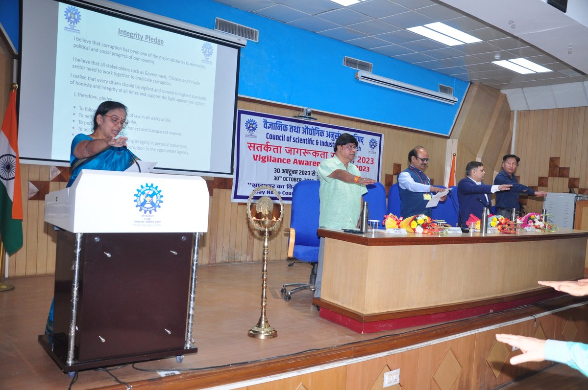 Inaugural function of #VigilanceAwarenessWeek 2023 in CSIR Hqrs. The DG-CSIR administered the #IntegrityPledge and inaugurated the CSIR-CMS (Complaint Management System) Portal @CVCIndia @DrNKalaiselvi @mkguptairps97