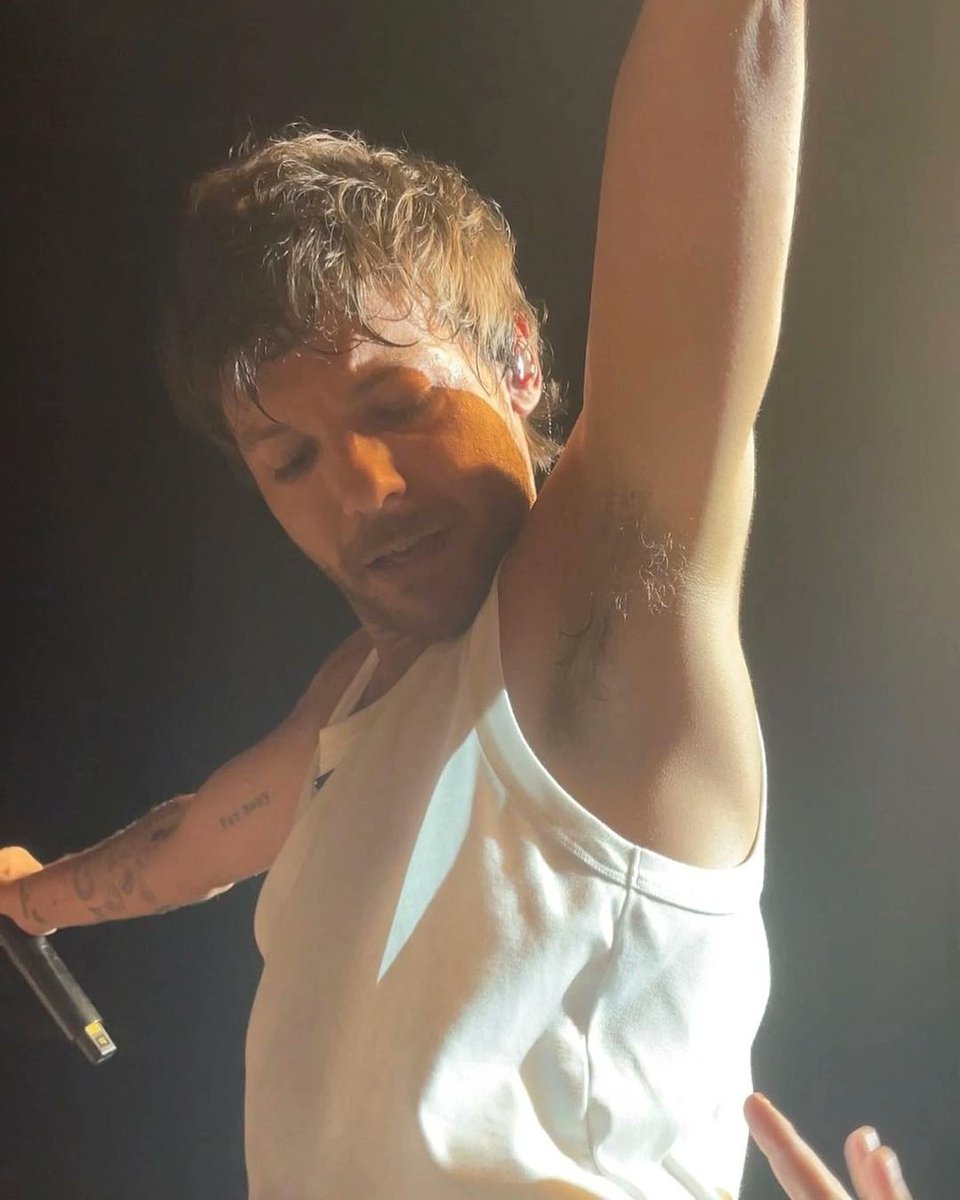 louis24h's tweet photo. armpit check https://t.co/iAxoJUqgJV