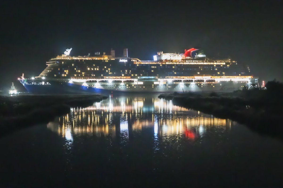 Überführung der Carnival Jubilee #Deutschland #Quality2023 #Germany #Carnival #carnivalcruise #kreuzfahrtschiff #photograghy #nightphotography
