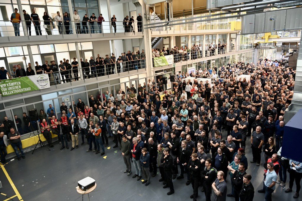 oegb_at's tweet image. Rekordbeteiligung! Rund 75.000 Beschäftigte aus der Metallindustrie haben an 466 Betriebsversammlungen teilgenommen. Botschaft: Das Arbeitgeber-Angebot von 2,5 % Lohnerhöhung ist eine Frechheit. Die #PROGE und @GewerkschaftGPA werden nicht lockerlassen!
#Herbstlohnrunde #Metaller