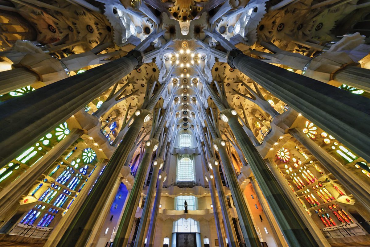 ES_ La idea de Gaudí era que el interior del templo fuese como un bosque que propiciase la espiritualidad, un lugar que invitase a la elevación del alma y a la oración.