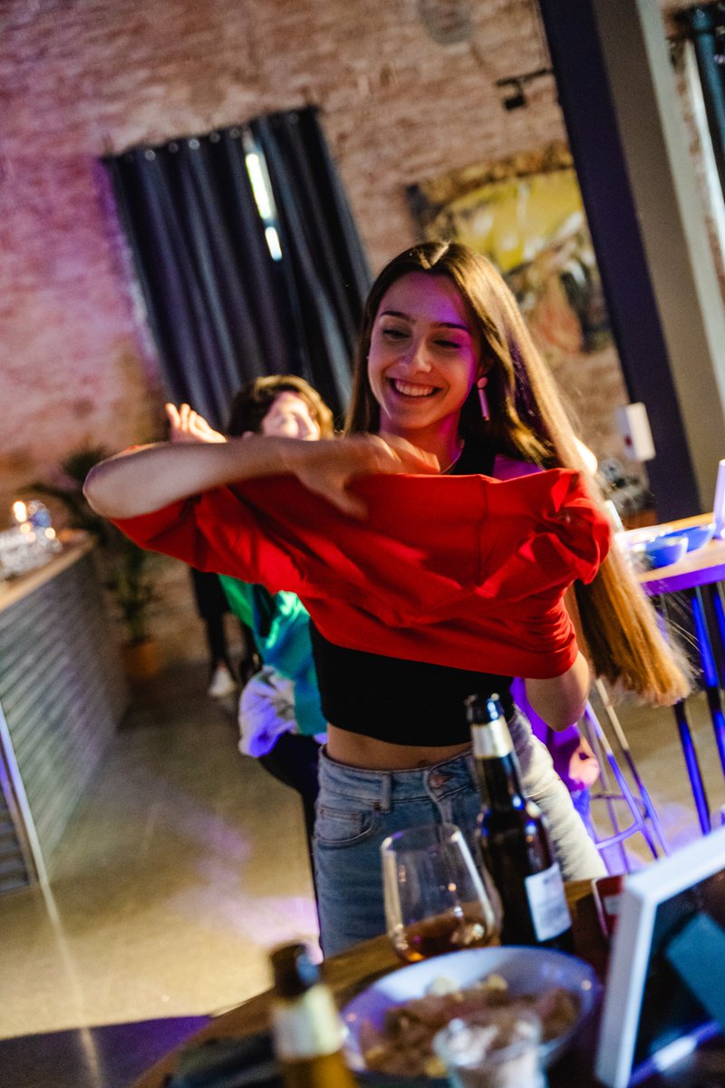 🇪🇸 Nos encanta ver el espíritu de equipo en acción. 🙌
Nuestras camisetas personalizadas te permiten identificarte y mostrar tu compromiso con tu equipo. 🎽
¡Ponte la camiseta y forma parte de una experiencia llena de camaradería y competencia amistosa! 🤝🏅