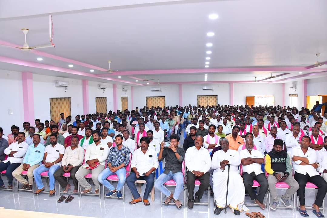 PRR_BRS's tweet photo. కార్యకర్తలే మా బలం..
-ఏ పార్టీకి లేనంత బలగం బీఆర్ఎస్ కు ఉన్నది..

జనగామ జిల్లా బిఆర్ఎస్ పార్టీ కార్యాలయంలో బూత్ కమిటీల సమావేశానికి నియోజకవర్గ బిఆర్ఎస్ పార్టీ అభ్యర్థి పల్లా రాజేశ్వర్ రెడ్డి హాజరై మాట్లాడారు. https://t.co/ENAWZm1Yto