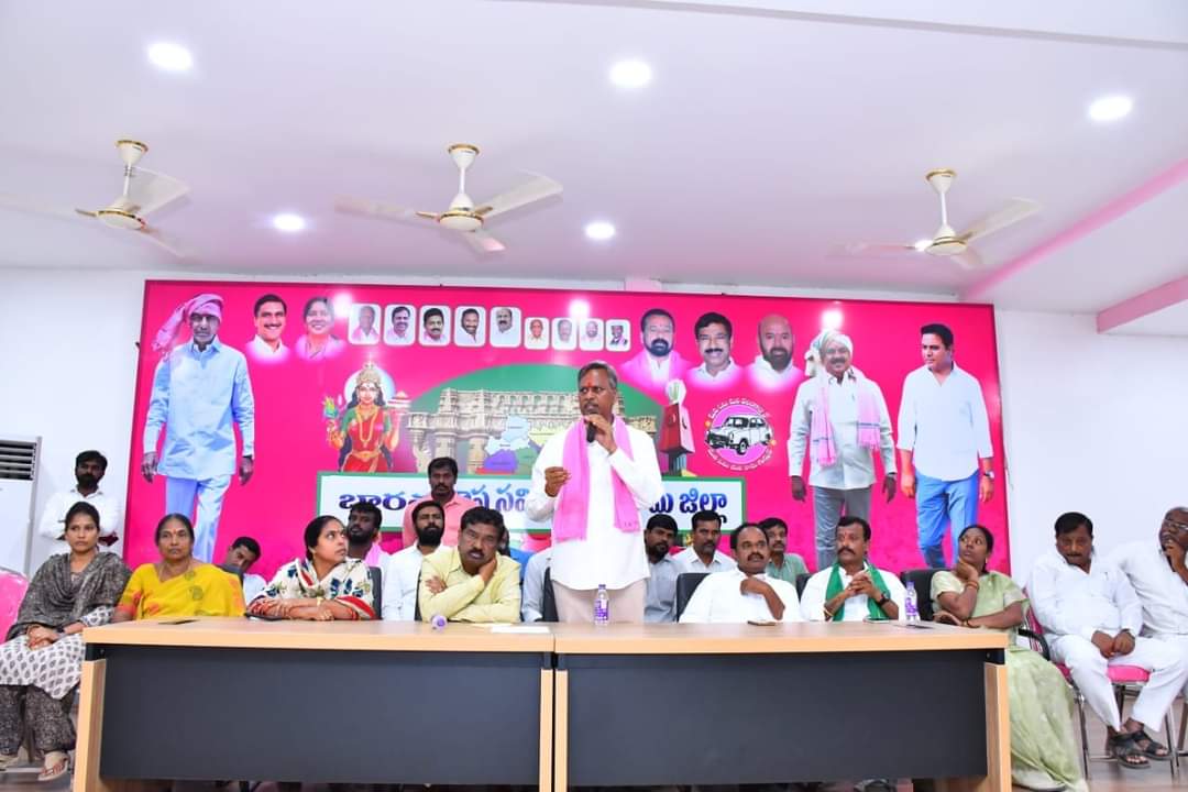 PRR_BRS's tweet photo. కార్యకర్తలే మా బలం..
-ఏ పార్టీకి లేనంత బలగం బీఆర్ఎస్ కు ఉన్నది..

జనగామ జిల్లా బిఆర్ఎస్ పార్టీ కార్యాలయంలో బూత్ కమిటీల సమావేశానికి నియోజకవర్గ బిఆర్ఎస్ పార్టీ అభ్యర్థి పల్లా రాజేశ్వర్ రెడ్డి హాజరై మాట్లాడారు. https://t.co/ENAWZm1Yto