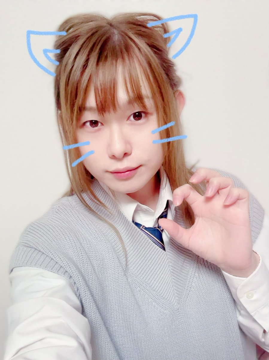 amemy0121's tweet photo. #ハロウィン
厳密には過ぎてしまったけど、#BLスキップ 配信で言った公約通り、一応ぽい
写真を撮ってみました。

せっかく髪伸びたので猫耳ヘア。
あと、なんかヤンデレっぽくなったのでよりヤンデレみを

僕が猫役をしている回はこちら

「マイホームはおまえのとなり」
https://t.co/tFURPYsByq https://t.co/ExoZ5qKRgW