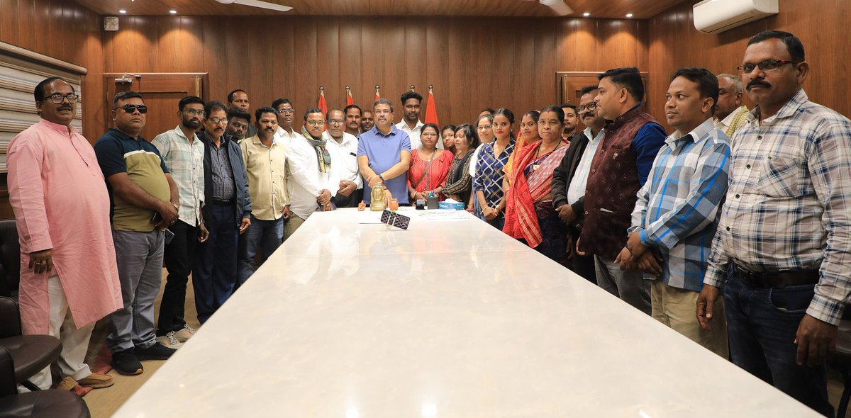 dpradhanbjp's tweet photo. ରାଜ୍ୟ କୁମ୍ଭାର ମହାସଂଘ, ଓଡ଼ିଶାର ସଦସ୍ୟମାନଙ୍କୁ ଆଜି ସାକ୍ଷାତ୍ କଲି । ମହାସଂଘର ଭାଇ ଭଉଣୀ ମାନେ ଏହି ଅବସରରେ ସେମାନଙ୍କ ସହ ଜଡ଼ିତ ବିଭିନ୍ନ ବିଷୟରେ ଅବଗତ କରାଇଛନ୍ତି । ଆମ ସମାଜରେ କୁମ୍ଭାର ଭାଇ ଭଉଣୀ ମାନଙ୍କ ଭୂମିକା ଗୁରୁତ୍ୱପୂର୍ଣ୍ଣ ଓ ସମସ୍ତେ ଜଣେ ଜଣେ ବିଶ୍ୱକର୍ମା । ସେମାନଙ୍କୁ ଦକ୍ଷ କରିବା, ସାମାଜିକ ସୁରକ୍ଷା ଦେବା ତଥା କୌଳିକ ବୃତ୍ତିକୁ ଆଗେଇ ନେବା ପାଇଁ ମୋଦି ସରକାର ପ୍ରତିଶ୍ରୁତିବଦ୍ଧ । ପିଏମ୍ ବିଶ୍ୱକର୍ମା ଯୋଜନାର କ୍ରିୟାନ୍ୱୟନ ପାଇଁ ସେମାନେ ପ୍ରଧାନମନ୍ତ୍ରୀ @narendramodi ଙ୍କୁ ଧନ୍ୟବାଦ ଜଣାଇଛନ୍ତି ।