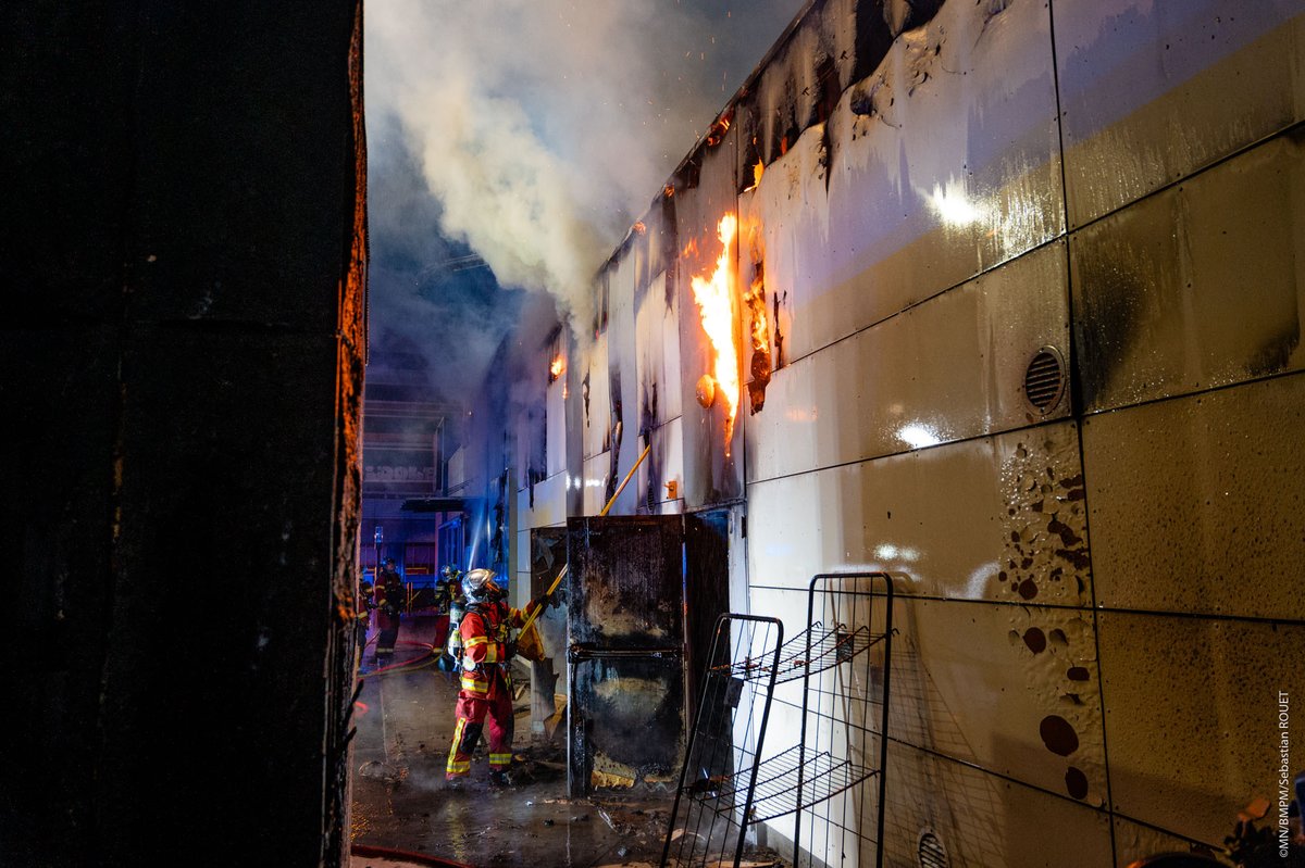 #intervention 🚒

🚨Ce matin à 4h15, les marins-pompiers sont alertés pour un feu de restaurant d'environ 350m2.

5 lances sont établies au sol, complétées par 2 lances canons sur MEA.

Aucun blessé.

L'intervention a nécessité 17 engins et 78 MP
#missionaccomplie