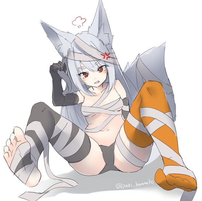 ハロウィン終了1時間前に言われて怒ってるけど律儀に着替えてくれる狐ちゃん 