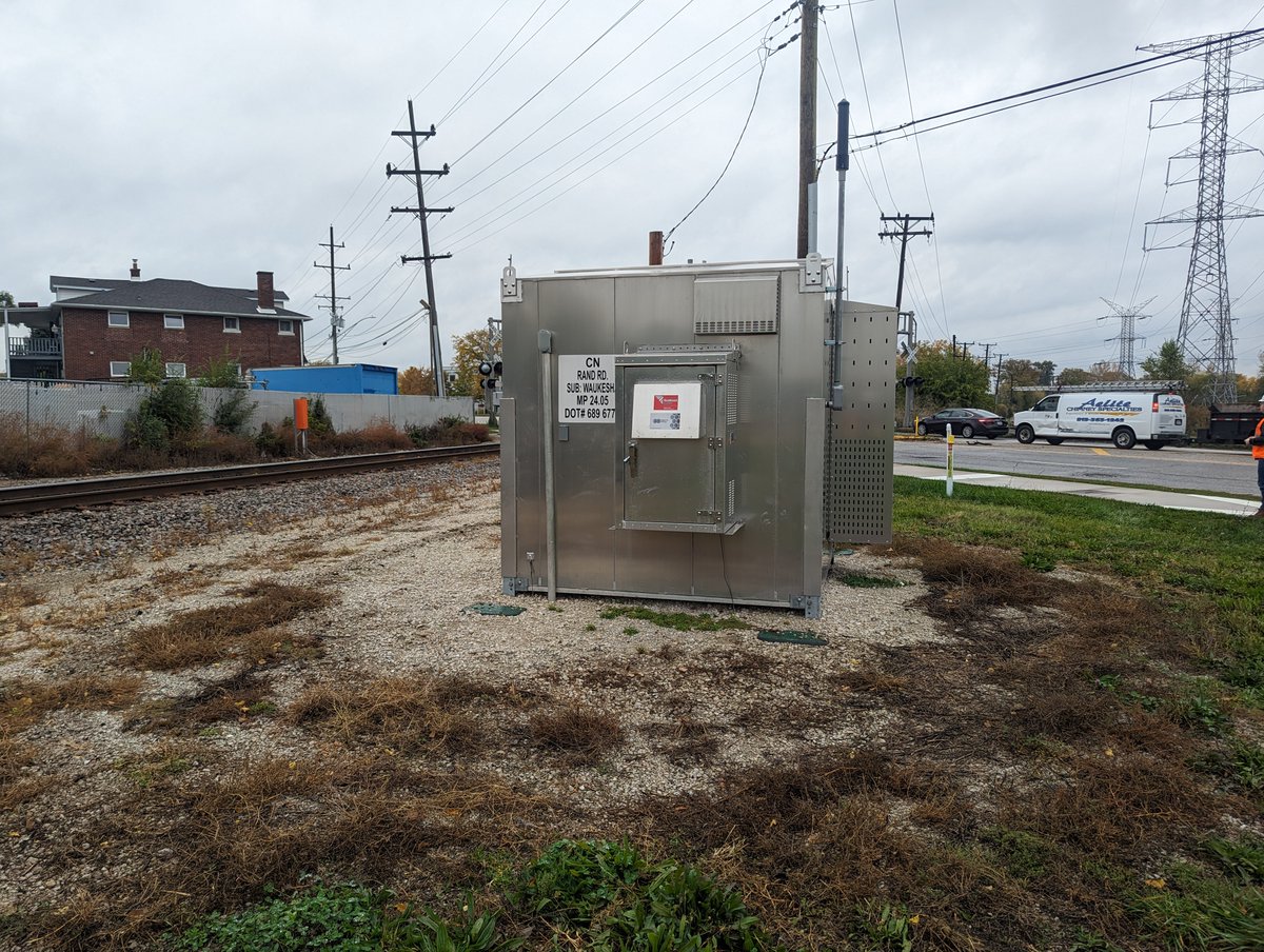 Great training session in the field with our railroad customer and rail partner RedHawk Energy Systems! We’ve deployed hundreds of P250i Solid Oxide Fuel Cells to provide automated charging power Check out more info at bit.ly/3SlGWOK

#automatedpower #powersolutions