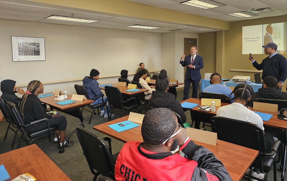 SenGaryPeters's tweet photo. Finding a job can be a challenge for formerly incarcerated people. 

It was great to meet with returning citizens in Detroit yesterday to discuss how my bipartisan Reentry Employment Opportunities Act would support job training programs for folks when they come home. https://t.co/qSftJejqTN