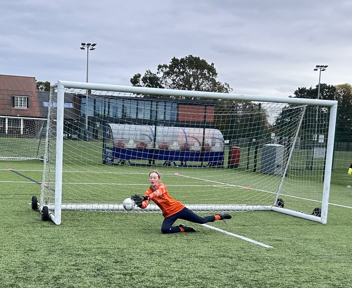 Goalkeepers on our @OneGloveAcadNE GK course were working on diving and shot stopping today. 🧤Low diving Saves 🧤Mid/High diving saves 🧤Reaction saves 🥅 Shot Stopping 😃 Have lots of fun #trainplaywearone @TheOneGloveCo
