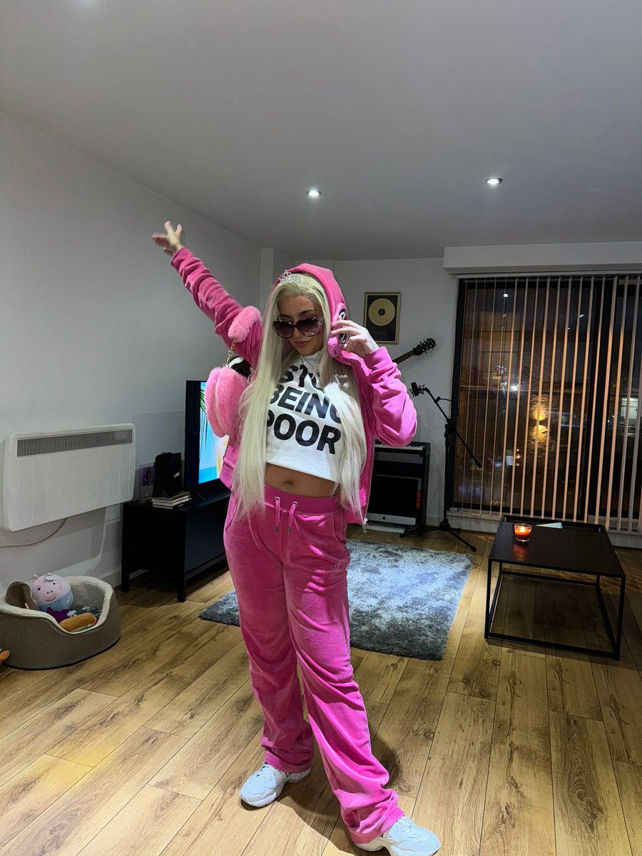 natkellly's tweet image. London? New York? ITS FKING PARIS..