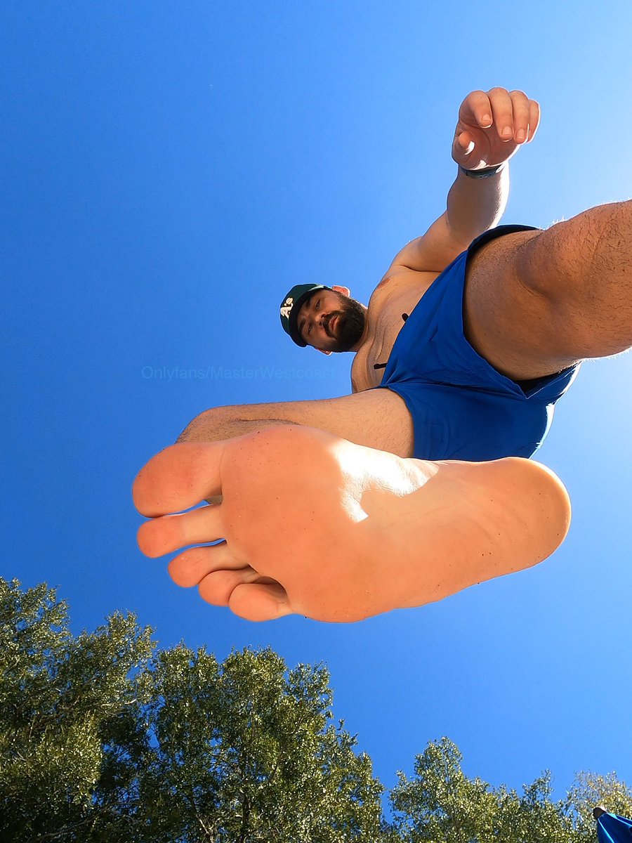 WestCoast_God's tweet photo. Halloween crush. 
#manfoot #Giant #giantfeet #upshot #macro #sizetwitter https://t.co/MIyVUgP3Xh