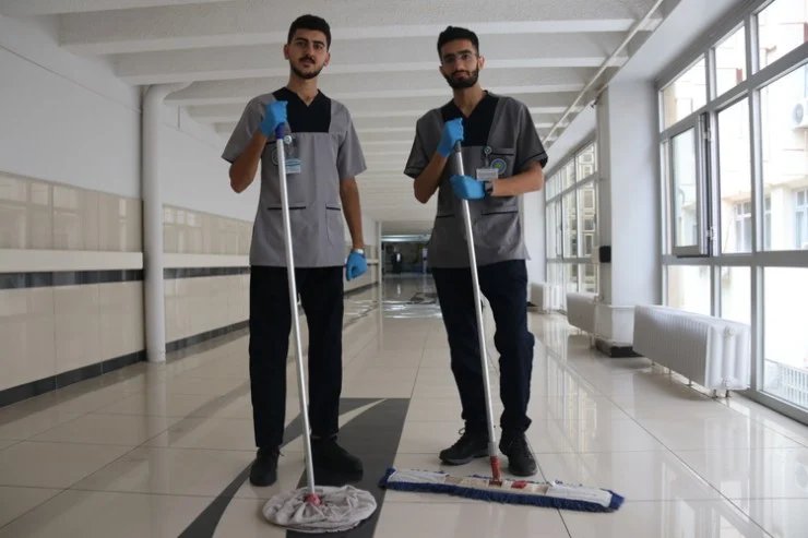 Geçinemeyen Tıp Fakültesi öğrencileri, okudukları üniversitede temizlikçi olarak işe başladı | Dicle Üniversitesi Tıp Fakültesi’nde okuyan 2 üniversite öğrencisi geçinemedikleri için fakültenin hastanesinde temizlikçi olarak işe başladı. Öğrenciler Tıp eğitimi gördükleri+++