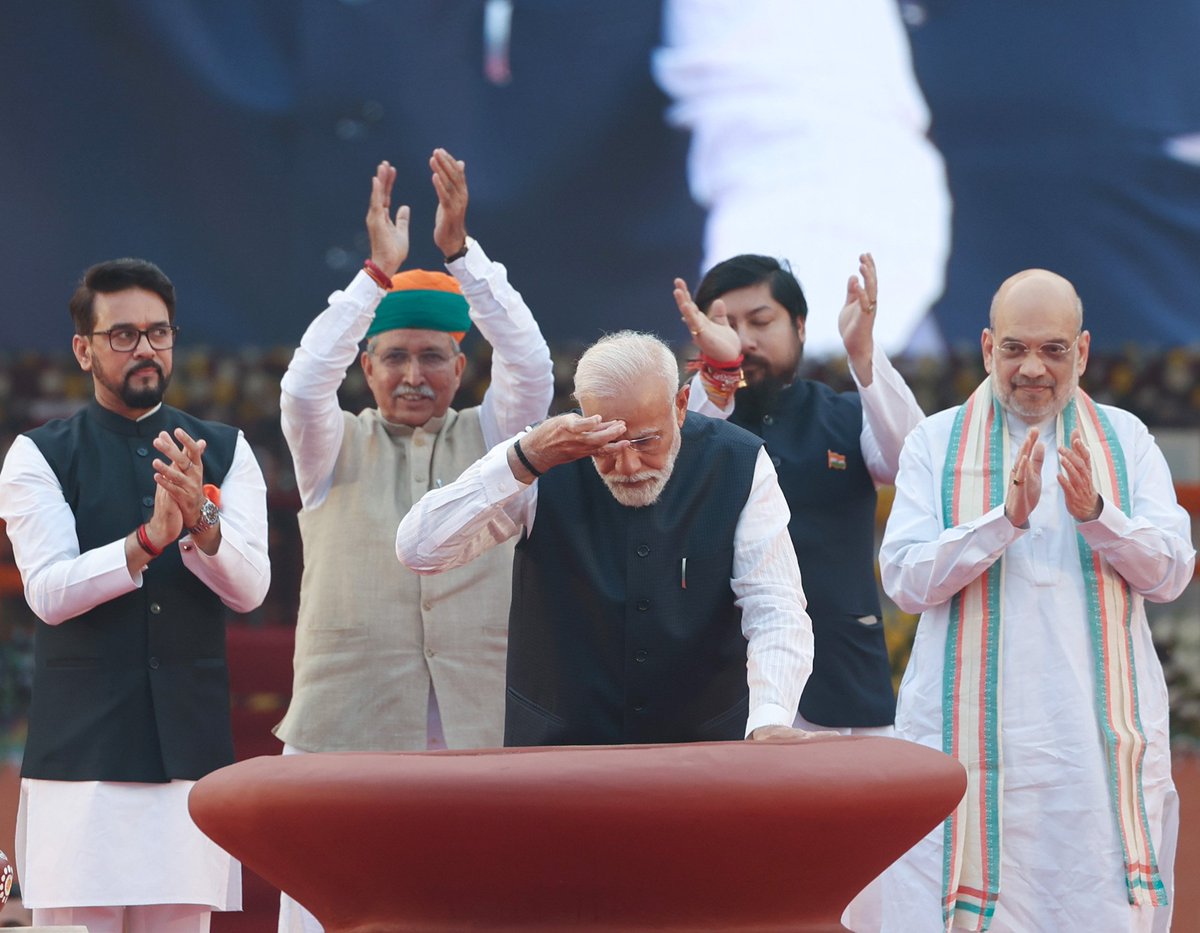 mygovindia's tweet photo. सौगंध मुझे ���स मिट्टी की,
हम भारत भव्य बनाएंगे।

#MeriMaatiMeraDesh https://t.co/ssrHGvXUR8