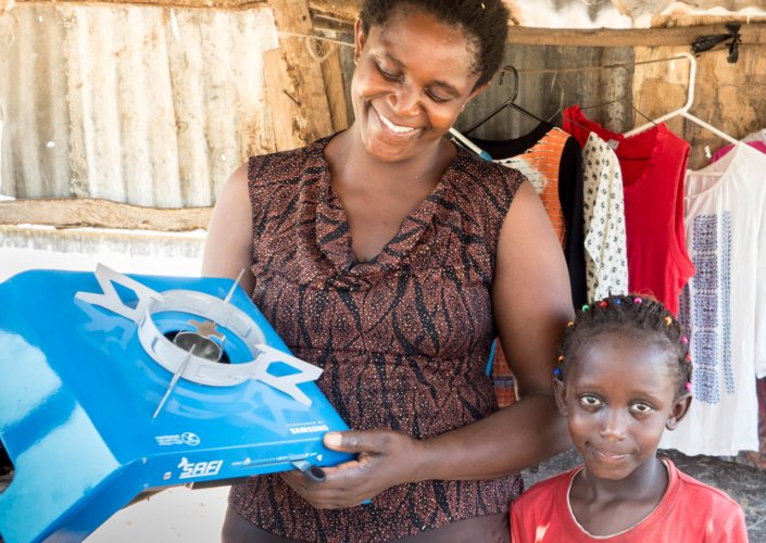 NexGenClimate's tweet image. This program is now providing ethanol stoves to underprivileged families in Kenya, offering a cleaner and more efficient cooking option compared to wood or charcoal. These stoves boast a 65% thermal efficiency and solely rely on clean, sustainable ethanol fuel. 🍳🔥 #CleanCooking…